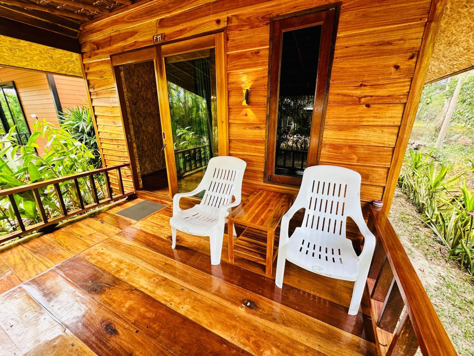 Koh Jum Bungalow & Hostel Exterior photo