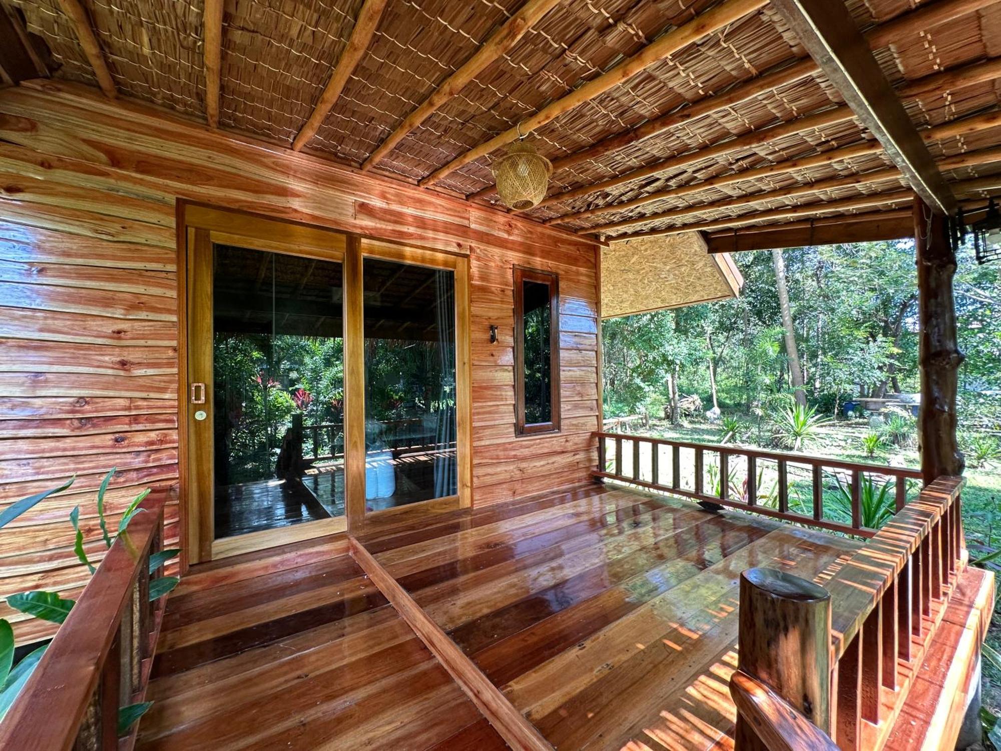 Koh Jum Bungalow & Hostel Exterior photo
