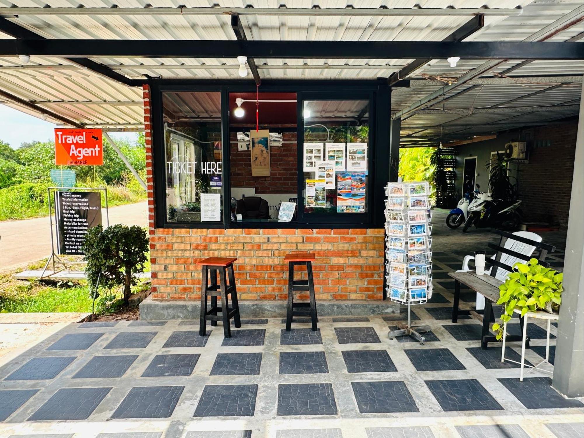 Koh Jum Bungalow & Hostel Exterior photo
