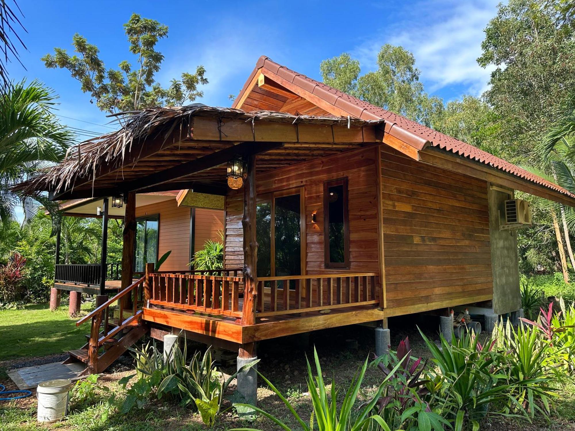 Koh Jum Bungalow & Hostel Exterior photo