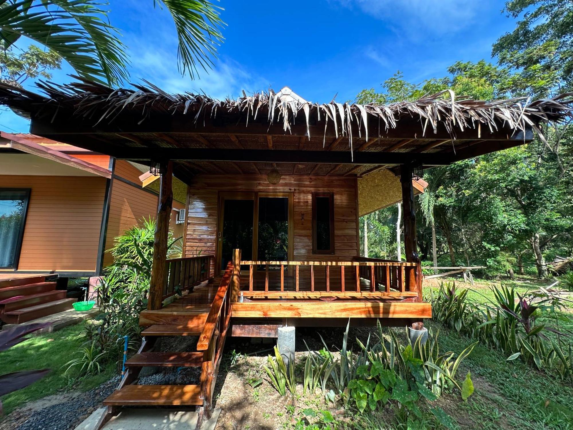 Koh Jum Bungalow & Hostel Exterior photo