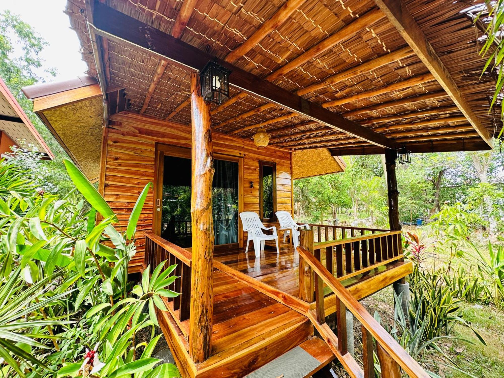 Koh Jum Bungalow & Hostel Exterior photo
